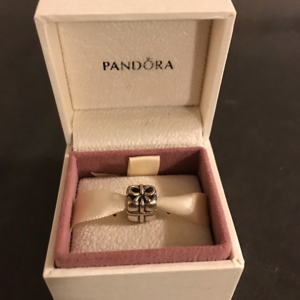PANDORA charm - Present